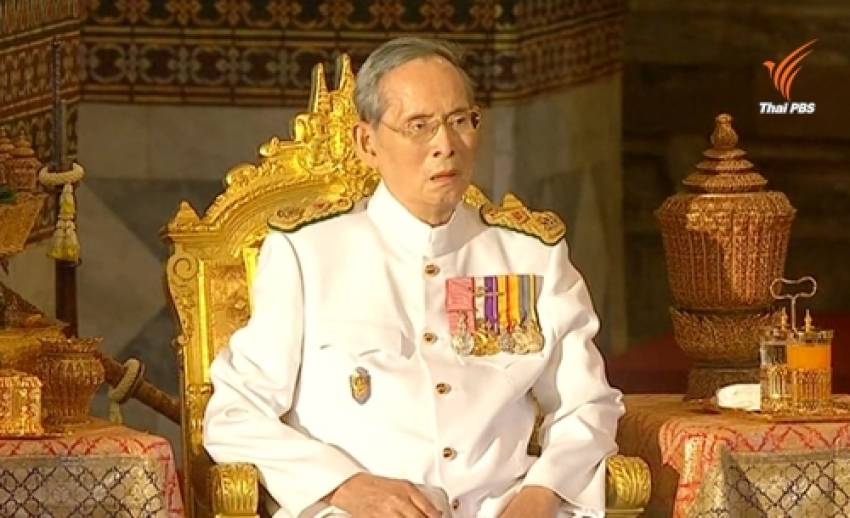 "ในหลวง" เสด็จฯ พระราชพิธีวันฉัตรมงคล - พสกนิกรเฝ้ารับเสด็จเนื่องแน่น