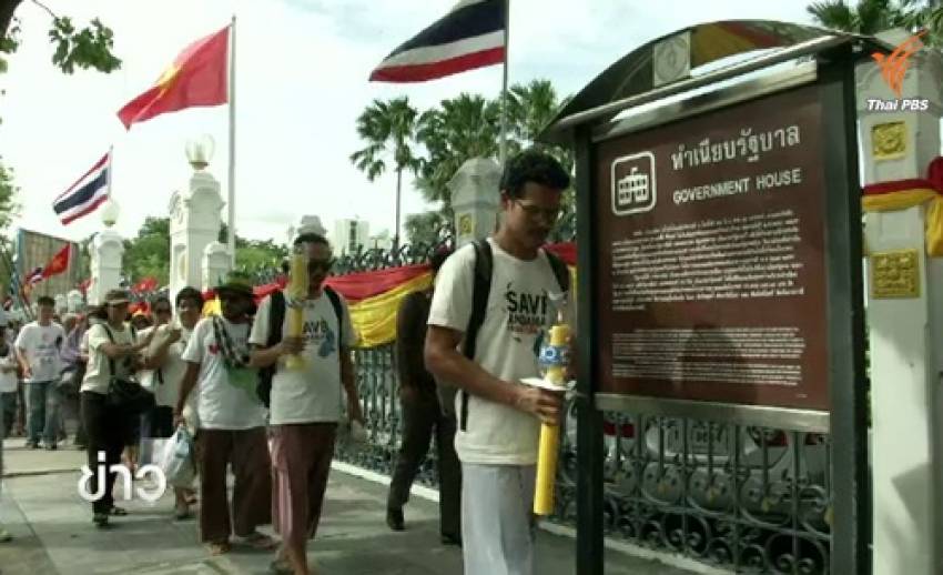 กลุ่มค้านสร้างโรงไฟฟ้ากระบี่เดินคล้องแขนไป ก.พ.ร.