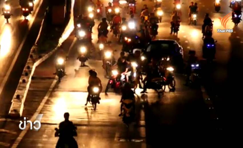 กลุ่มมอเตอร์ไซค์ซิ่งรวมตัวปิดถนนย่านดินแดงแข่งรถ