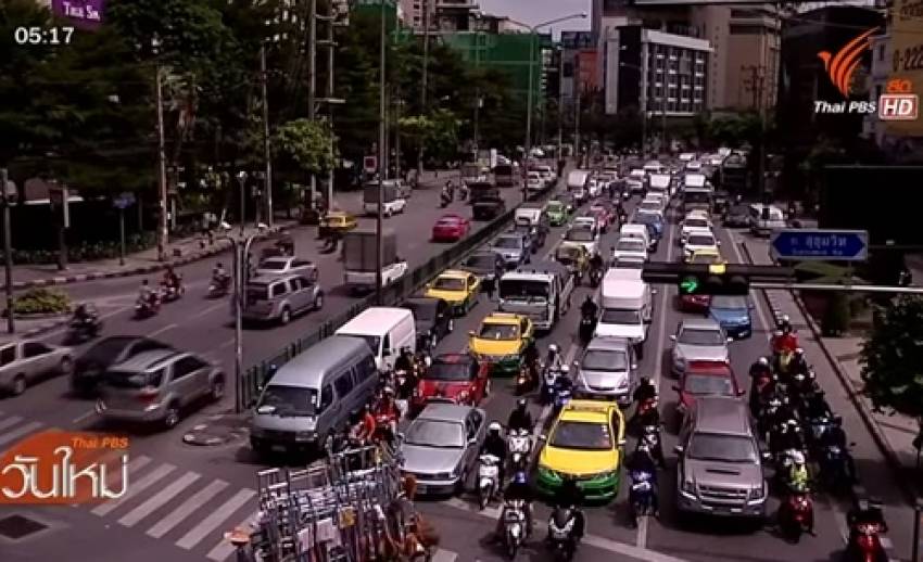ตร.เตือนใช้โทรศัพท์มือถือขณะรถติดไฟแดงผิดกฎหมาย ปรับ 400-1,000 บาท