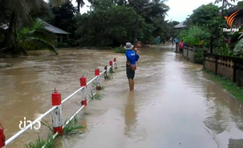 น้ำป่าไหลท่วมหลายหมู่บ้านใน จ.น่าน หลังฝนตกหนักตลอดคืน