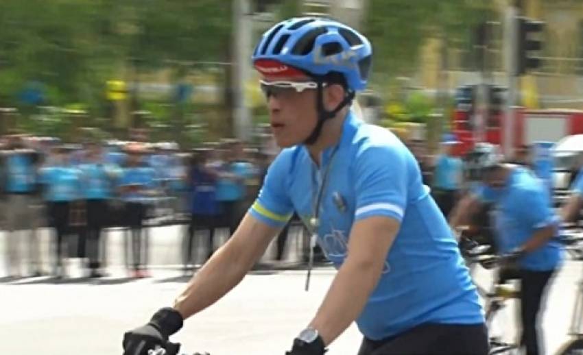 สมเด็จพระบรมโอรสาธิราชฯ ทรงจักรยานพระที่นั่งนำขบวน Bike for Mom