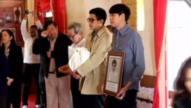 ครอบครัวสหวงษ์ ลอยอังคาร "ปอ ทฤษฎี" ที่อ่าวสัตหีบ จ.ชลบุรี