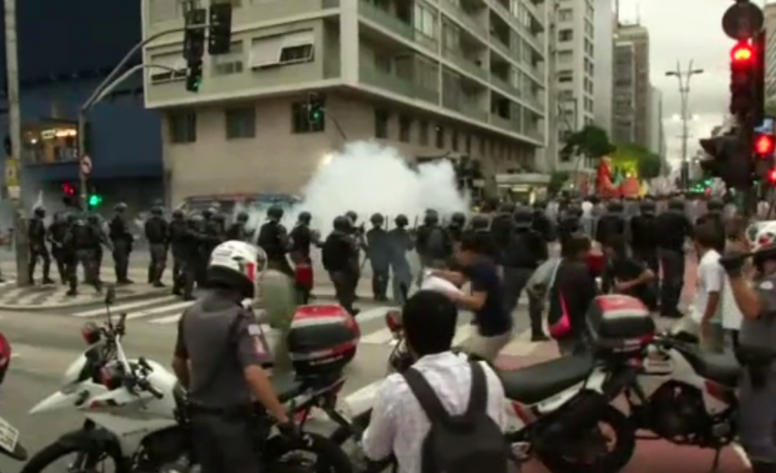 ตำรวจบราซิลยิงแก๊สน้ำตาสลายการชุมนุมประท้วงขึ้นค่าโดยสารสาธารณะ