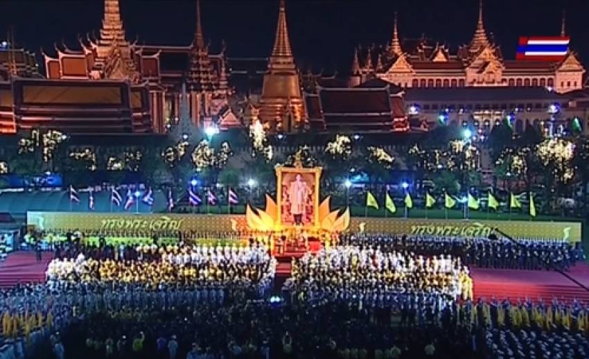 นายกฯ นำ ปชช.จุดเทียนชัยถวายพระพรชัยมงคล "พระบาทสมเด็จพระเจ้าอยู่หัว"
