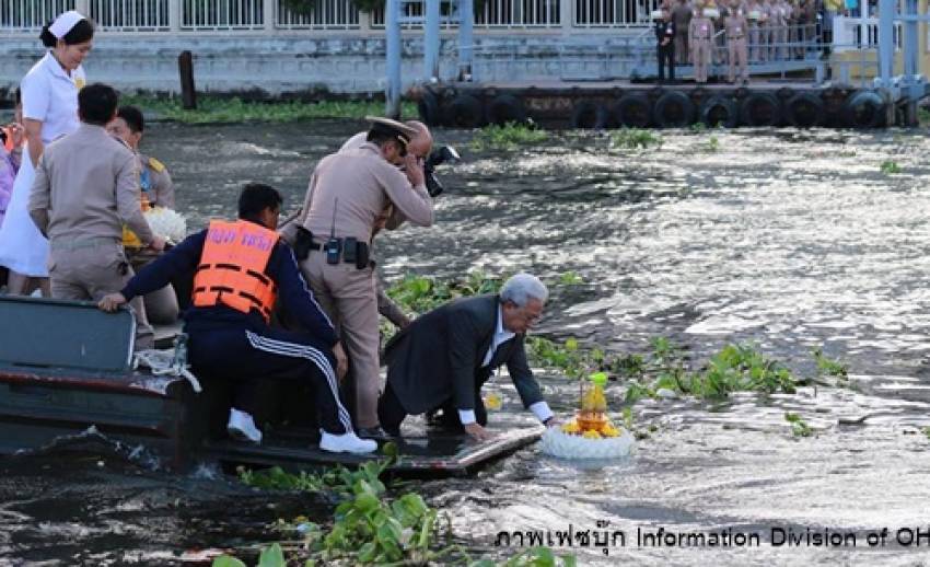 "ในหลวง-ราชินี" โปรดเกล้าฯ ให้เชิญพระประทีปไปลอยในแม่น้ำเจ้าพระยา
