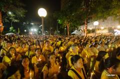 พสกนิกรชาวไทยร่วมจุดเทียนน้อมรำลึกในพระมหากรุณาธิคุณ ในหลวง รัชกาลที่ 9