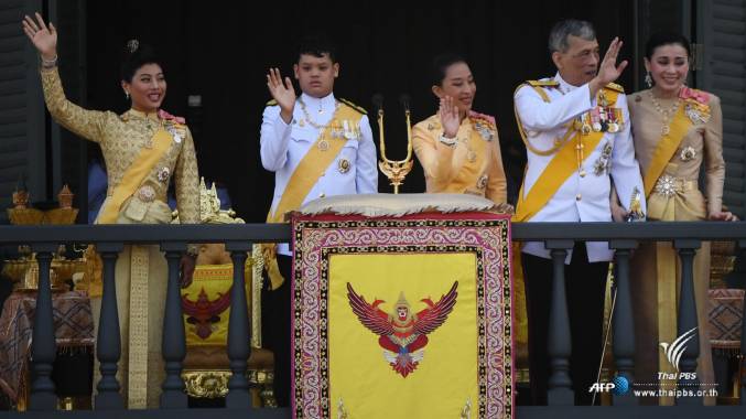 พระบาทสมเด็จพระเจ้าอยู่หัว เสด็จออก ณ สีหบัญชร พระที่นั่งสุทไธสวรรย์ปราสาท