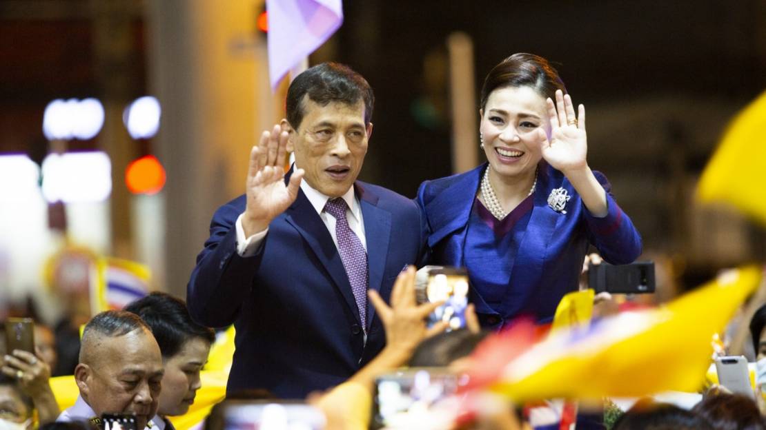พสกนิกรเฝ้าชมพระบารมีพระบาทสมเด็จพระเจ้าอยู่หัว และสมเด็จพระนางเจ้าฯ พระบรมราชินี