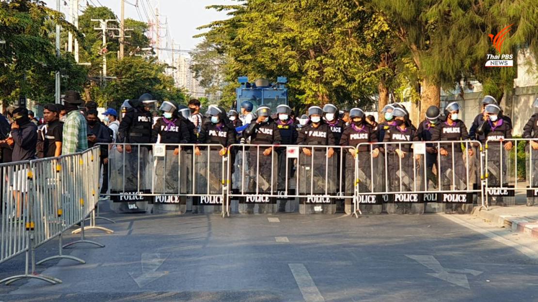 ม็อบนัดรวมตัวหน้ารัฐสภา ควบคุมฝูงชนตรึงกำลังพร้อมรถน้ำ