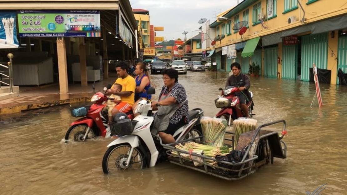 (รวมภาพ) น้ำท่วมเพชรบุรี เขตเศรษฐกิจ-บ้านแหลมหนักสุด