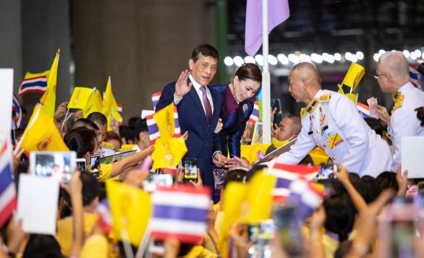 ปีติ "ในหลวง-พระราชินี" ทรงมีพระราชปฏิสันถารกับประชาชน