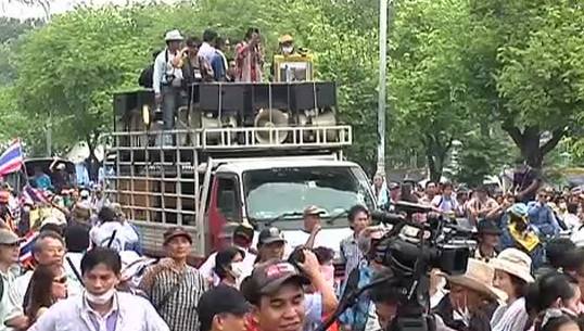 ตร.ปล่อยตัวผู้ชุมนุม 137 คนแล้ว-ตั้งข้อหาพยายามฆ่า "คนขับรถ" ฝ่าแนวกั้นมัฆวานฯ