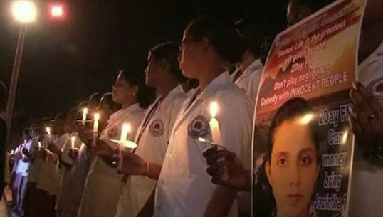 พยาบาลในอินเดียจุดเทียนไว้อาลัยให้นางพยาบาลที่ฆ่าตัวตาย