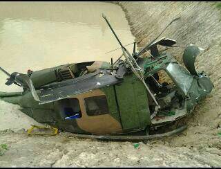 เกิดเหตุ เฮลิคอปเตอร์รุ่น "ฮิวอี้" จากลพบุรี ร่อนจอดฉุกเฉินริมบ่อน้ำ จ.นครนายก