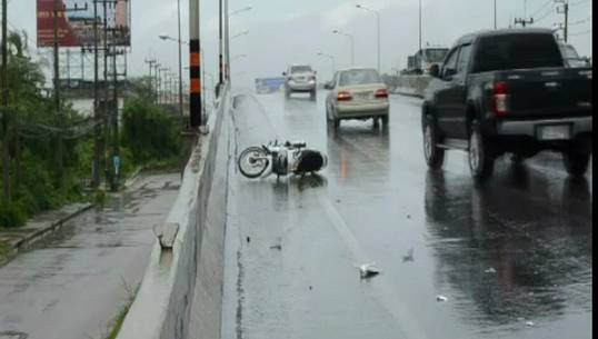 เกิดอุบัติเหตุรถยนต์ชนรถจักรยานยนต์ จ.เพชรบุรี 