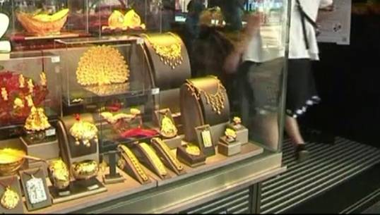 ชาวจีนแห่ซื้อทองในฮ่องกง เหตุ "ราคาถูก-คุณภาพดี"