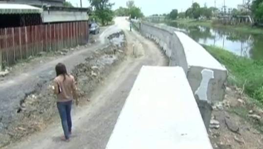 ชาวบ้านริมคลองปทุมฯ ร้องทางการแก้ปัญหาคอนกรีตกั้นน้ำทรุดตัว หวั่นเกิดอันตราย