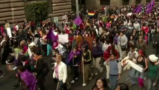 กลุ่มหญิงรักหญิง 400 คนเดินขบวนเรียกร้องสิทธิในกรุงเม็กซิโก ซิตี้