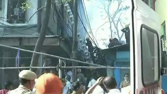 เกิดเหตุเพลิงไหม้อาคาร 6 ชั้นในอินเดีย ทำให้มีผู้เสียชีวิต 19 ราย ตร.คาดไฟฟ้าลัดวงจร