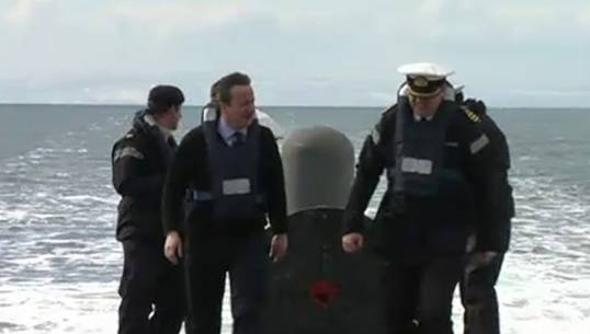 นายกฯอังกฤษเยี่ยมชมเรือดำนำนิวเคลียร์ ก่อนถูกปลดระวาง