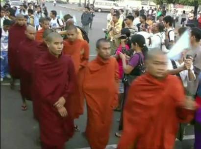 พระสงฆ์และนักเคลื่อนไหวในพม่า เดินสันติภาพ เรียกร้องยุติความรุนแรงในรัฐคะฉิ่น