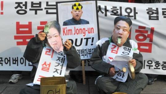 ชาวเกาหลีใต้สวมหน้ากากล้อเลียน คิมจอง อุน ผู้ันำเกาหลีเหนือและภริยา ต่อต้านการทดลองนิวเคลียร์ 