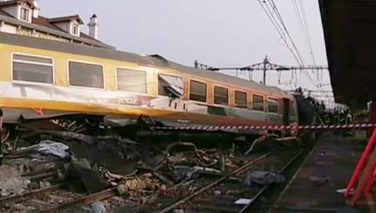 รถไฟโดยสารในฝรั่งเศสตกราง ก่อนพุ่งชนชานชลา มีผู้เสียชีวิต 6 คน