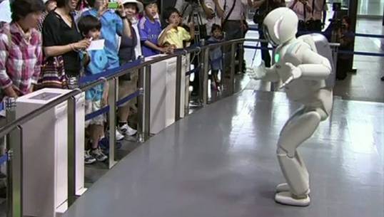 "อาซิโม" หุ่นยนต์เลียนแบบมนุษย์ของญี่ปุ่น