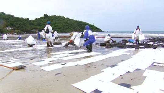 การเก็บกู้คราบน้ำมันอ่าวพร้าว เกาะเสม็ด คืบหน้า