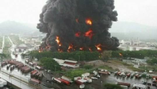 เกิดเหตุเพลิงไหม้โรงกลั่นน้ำมันในเวเนซูเอล่า จากฟ้าผ่า