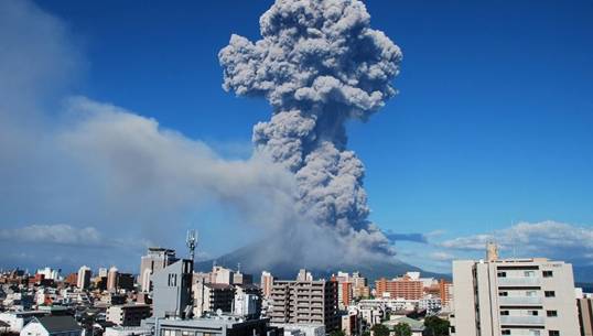 ภูเขาไฟ "ซากุระจิ-หมะ" ประเทศญี่ปุ่น ปะทุ ส่งให้ควันลอยฟุ้งไปทั่วเมือง