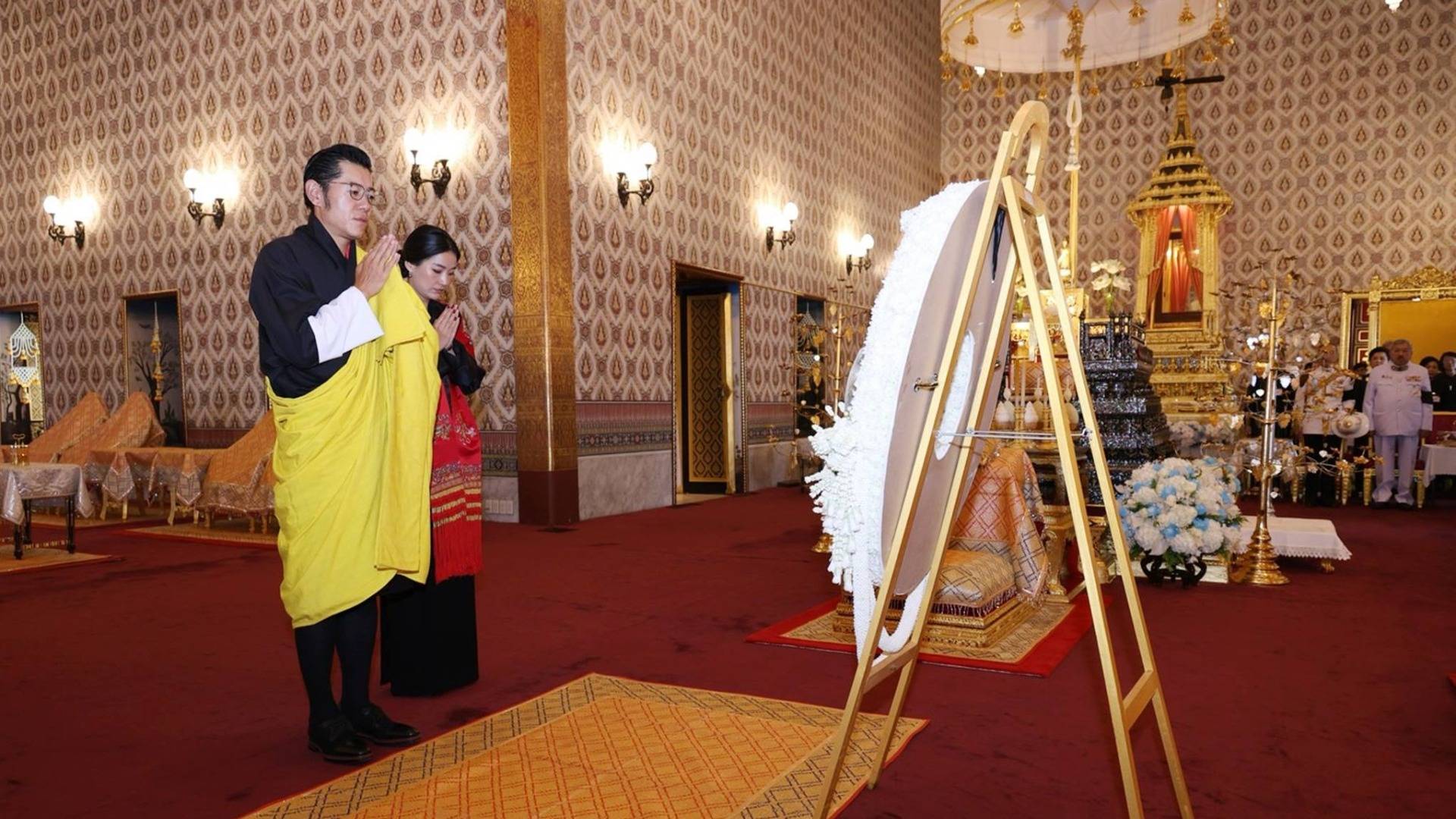 "กษัตริย์จิกมี-สมเด็จพระราชินีเจตซุน" ทรงวางพวงมาลาถวายราชสักการะพระบรมศพ "สมเด็จพระบรมราชชนนีพันปีหลวง"