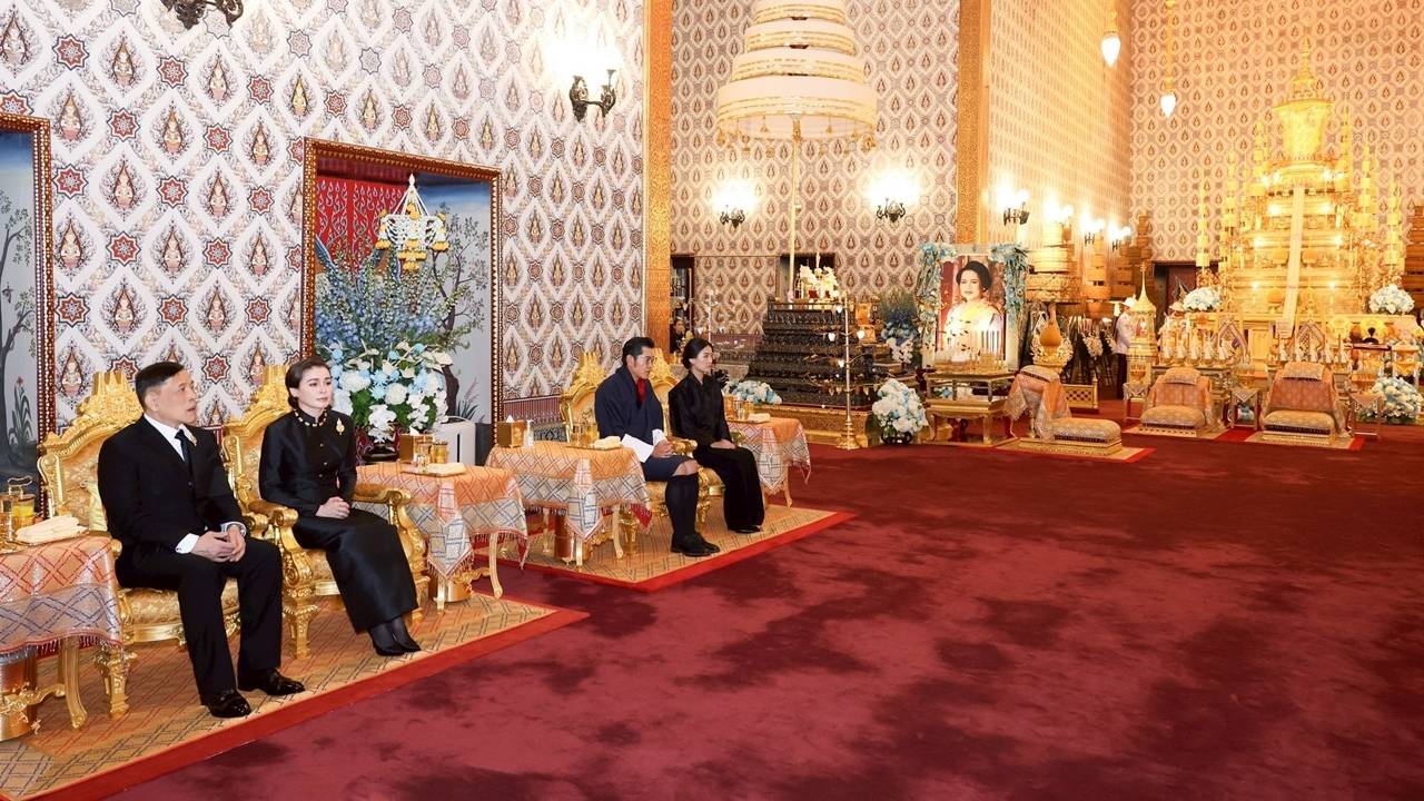 ในหลวง-พระราชินี กษัตริย์จิกมี-ราชินีภูฏาน ทรงบำเพ็ญพระราชกุศลพระพิธีธรรมสวดพระอภิธรรมพระบรมศพสมเด็จพระบรมราชชนนีพันปีหลวง