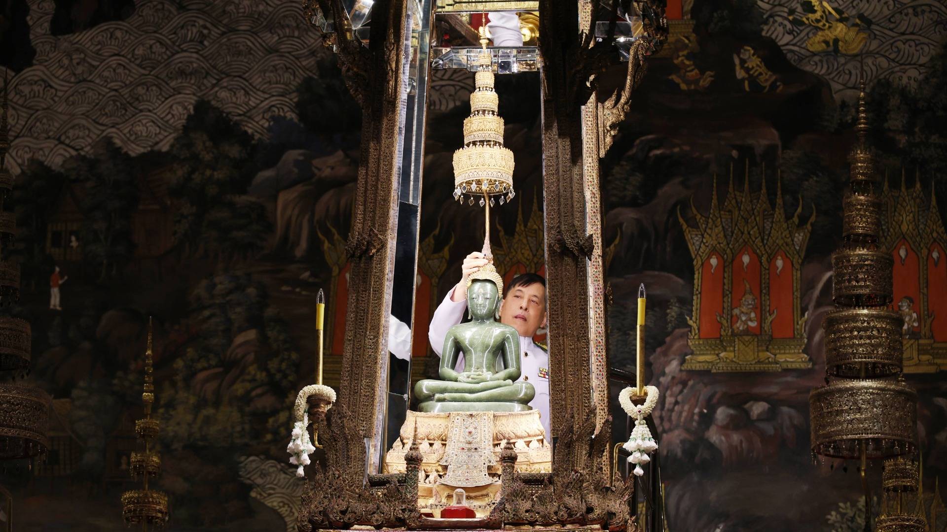 ในหลวง-พระราชินี เสด็จฯ ทรงเปลี่ยนเครื่องทรงฤดูฝนเป็นฤดูหนาว ถวาย "พระแก้วมรกต"