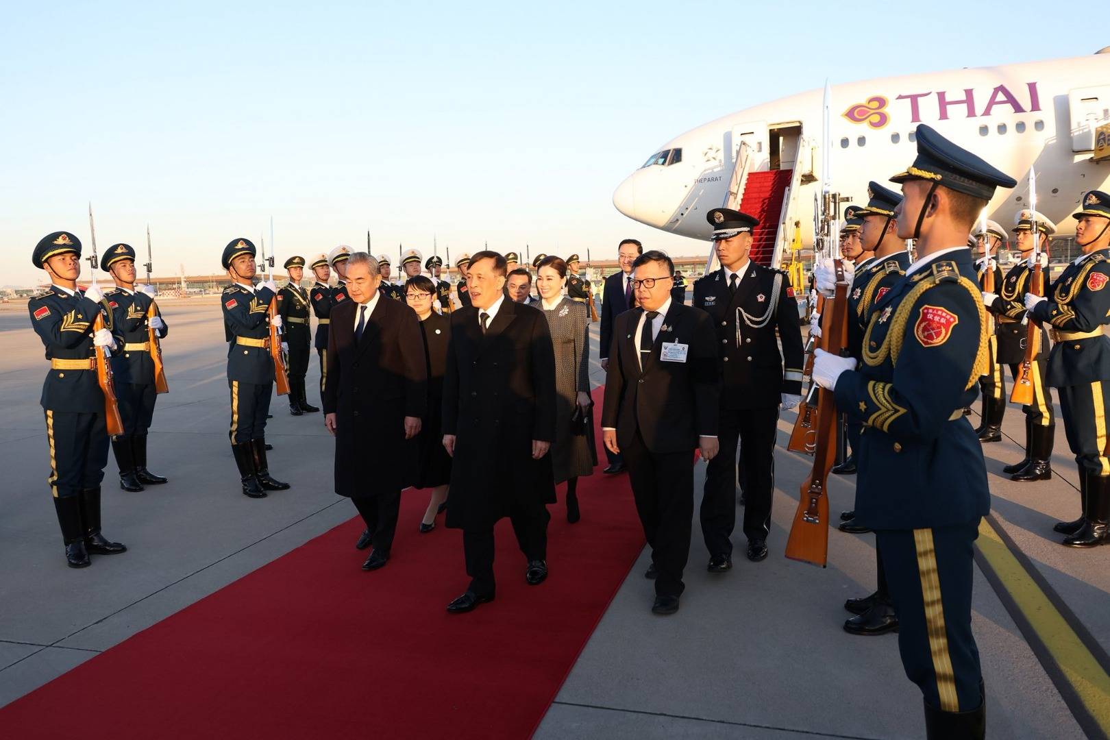 ในหลวง-พระราชินี เสด็จฯ ถึงสาธารณรัฐประชาชนจีน ในโอกาสเสด็จฯ เยือนอย่างเป็นทางการ 