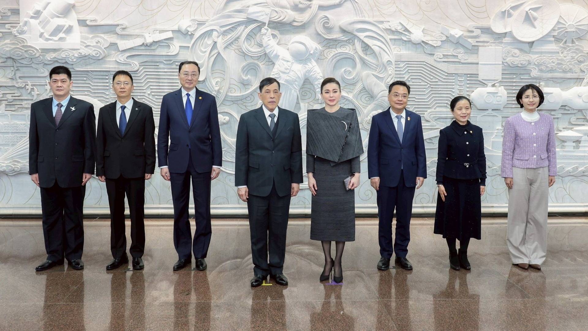 "ในหลวง-พระราชินี" ทอดพระเนตรความก้าวหน้าด้านเทคโนโลยีการบินและอวกาศ ของจีน