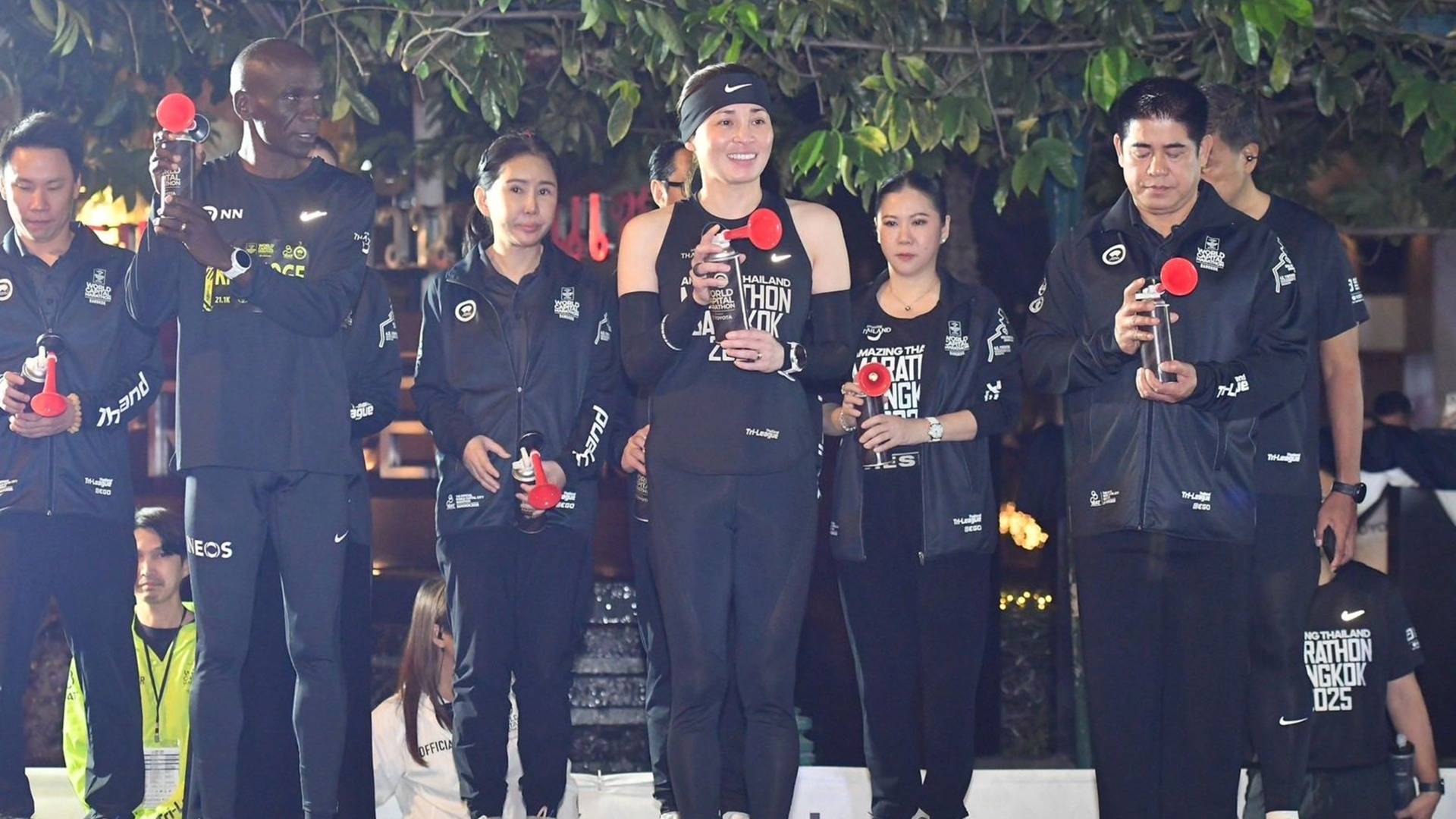 พระราชินี ทรงกดแตรปล่อยตัวนักวิ่ง ฮาล์ฟมาราธอน และทรงวิ่ง ร่วมกับ เอเลียด คิปโชเก้