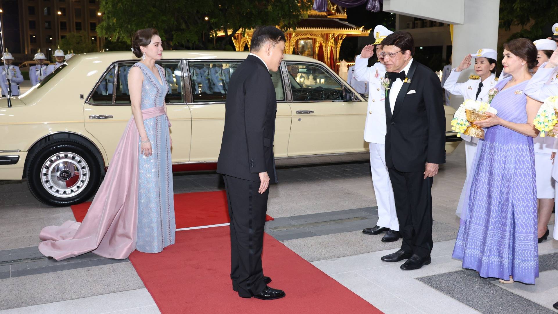 “ในหลวง-พระราชินี” ทอดพระเนตรการแสดงคอนเสิร์ตของนายปลาซิโด โดมิงโก ศิลปินโอเปราระดับตำนาน