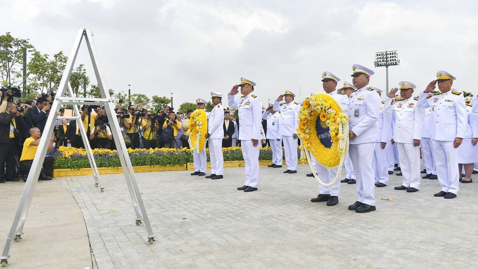 นายกรัฐมนตรี นำ ครม.วางพวงมาลา เนื่องในวันนวมินทรมหาราช