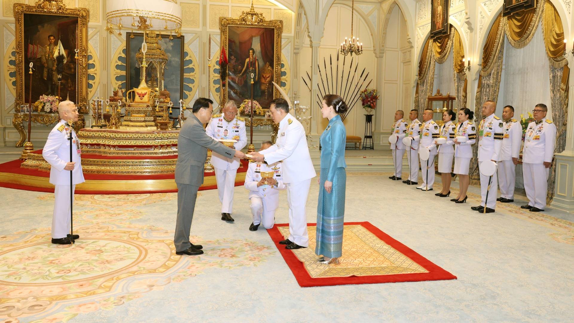 “ในหลวง-พระราชินี” พระราชทานพระบรมราชวโรกาสให้คณะบุคคล เฝ้าฯ