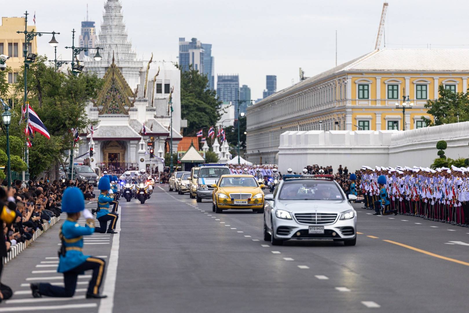 ในหลวง-พระราชินี เสด็จฯ เชิญพระบรมศพ "สมเด็จพระบรมราชชนนีพันปีหลวง" ไปยังพระบรมมหาราชวัง