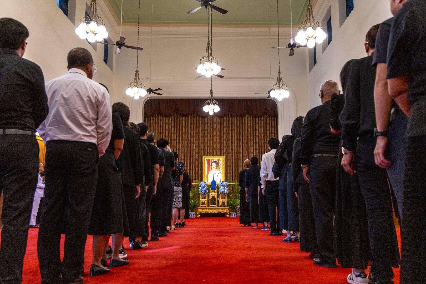 ปชช.เข้าถวายน้ำสรงพระบรมศพ "สมเด็จพระบรมราชชนนีพันปีหลวง" หน้าพระฉายาลักษณ์