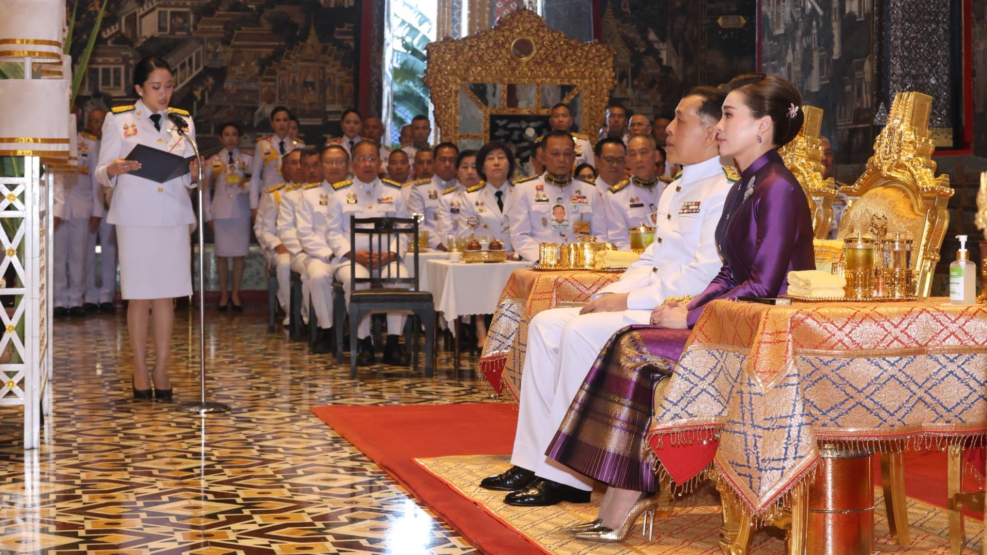 “ในหลวง-พระราชินี” ทรงประกอบพิธีมังคลาภิเษกเหรียญพระบรมรูปฯ