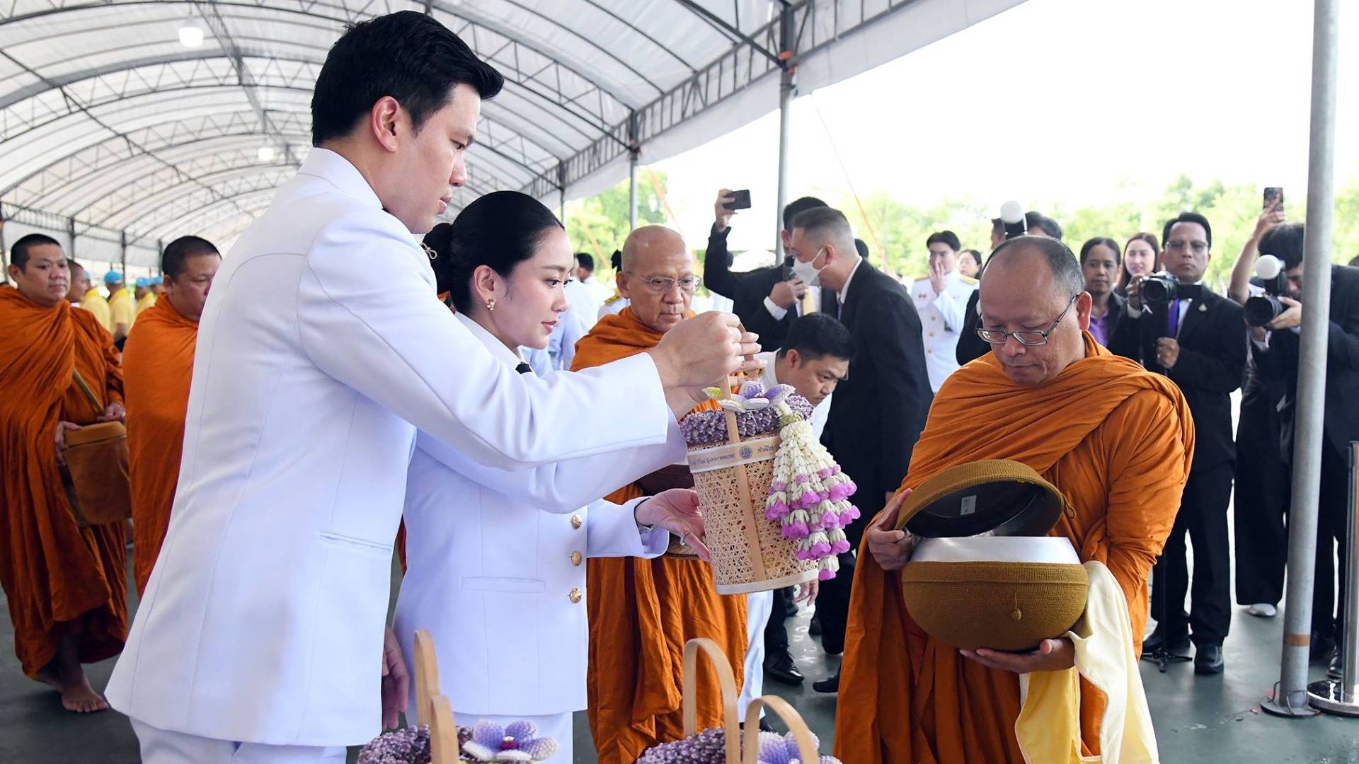 นายกฯ นำ ครม.ตักบาตรถวายพระราชกุศล วันเฉลิมพระชนมพรรษาสมเด็จพระนางเจ้าฯ พระบรมราชินี