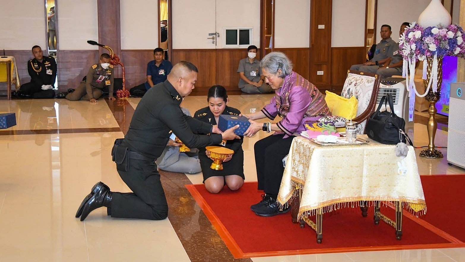"กรมสมเด็จพระเทพฯ" พระราชทานพระให้ มทภ.2 แจกจ่ายทหารชายแดนไทย-กัมพูชา