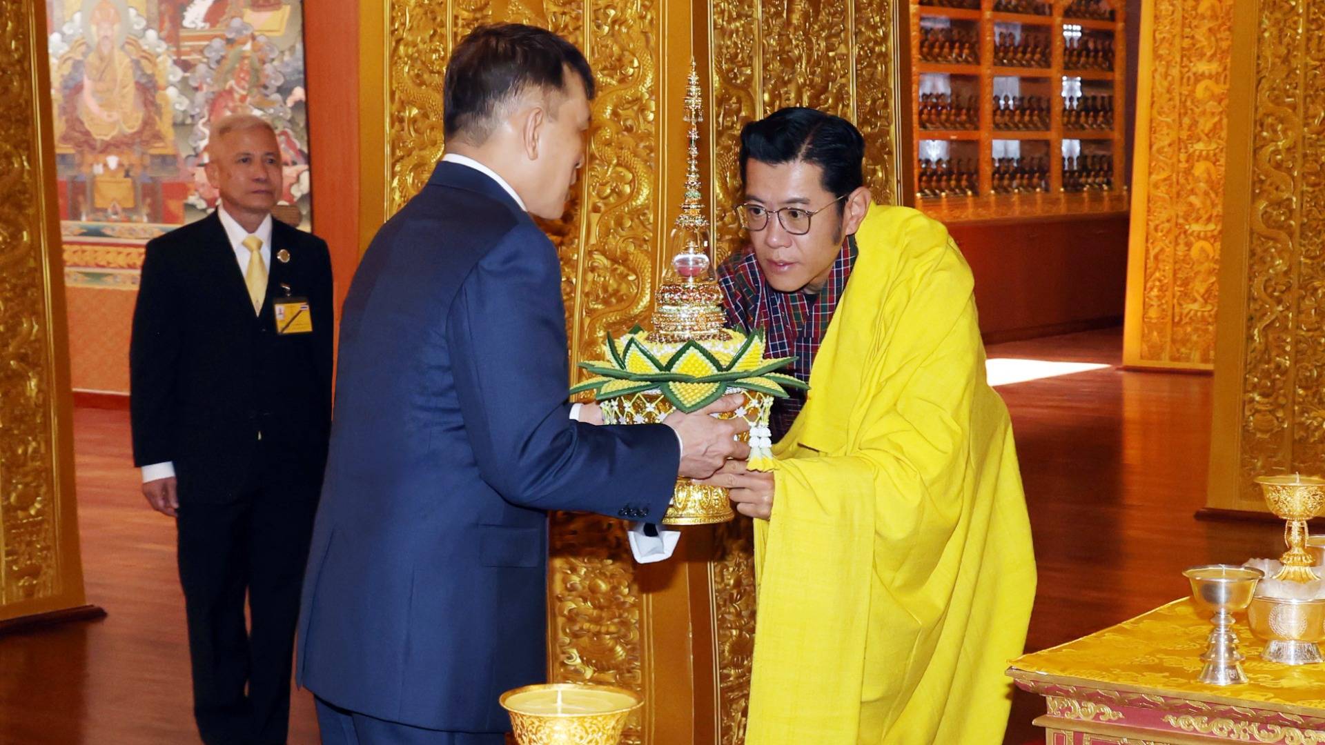 “ในหลวง-พระราชินี” เสด็จพระราชดำเนินไปยังสถานที่ประดิษฐานพระพุทธรูปดอร์เดนมา ประเทศภูฏาน