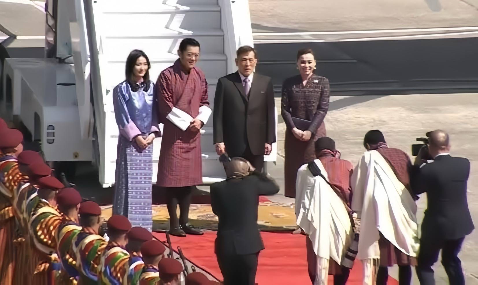 “ในหลวง-สมเด็จพระราชินี” เสด็จพระราชดำเนินเยือนราชอาณาจักรภูฏาน อย่างเป็นทางการ