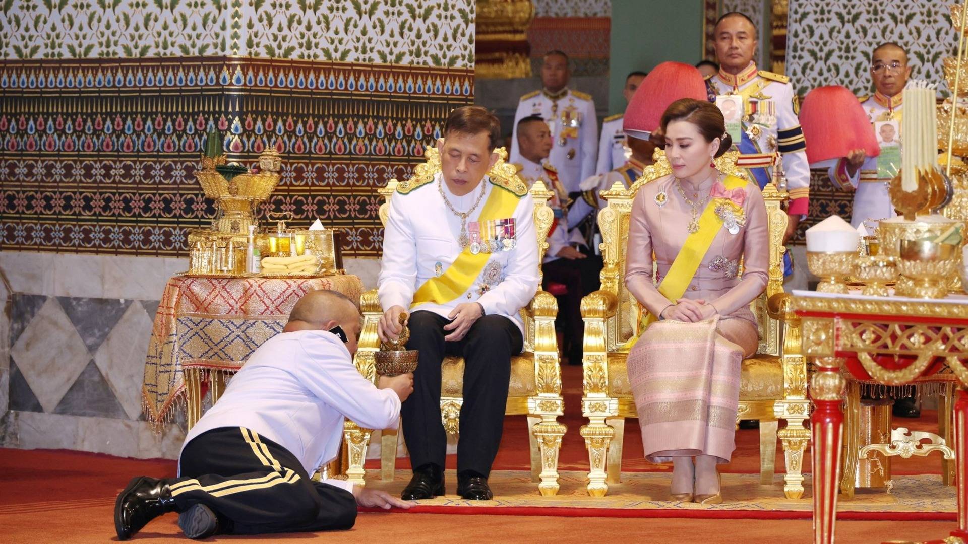 ในหลวง-พระราชินี เสด็จฯ บำเพ็ญพระราชกุศลเนื่องในวันฉัตรมงคล 2568