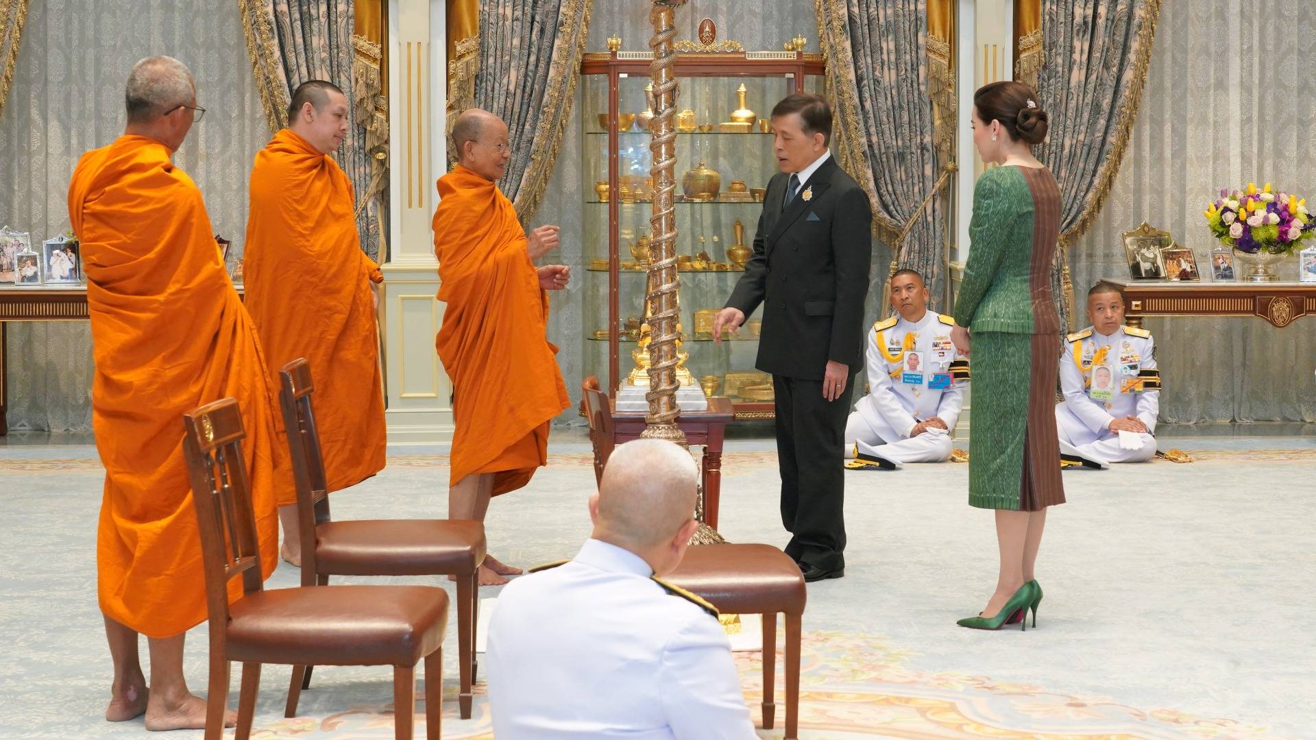 “ในหลวง-พระราชินี” พระราชทานพระบมราชวโรกาสให้ “พระพรหมวชิรากร” เฝ้า ถวายเสาเทียนชัยมงคล